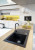 Schwarze Granitspüle in der Küche